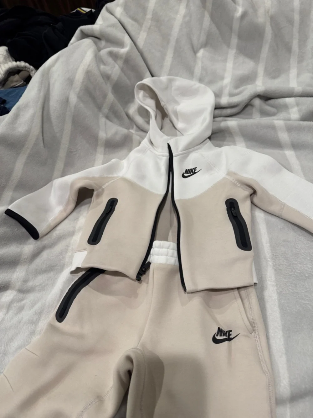 Nike Beige and White Toddlers' Hoodie & Joggers Set 2-3 yrs - Picture 3 of 7